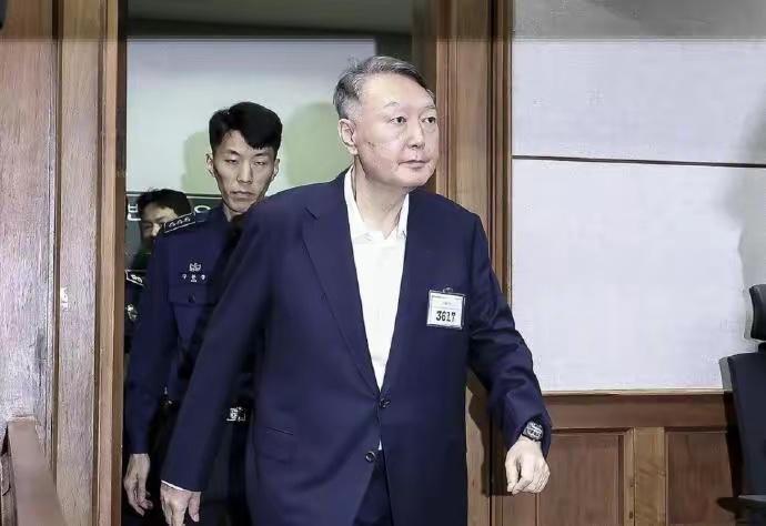 建议死刑！1月13日，韩国特别检察组在尹锡悦内乱案一审结案庭审中，以内乱罪首