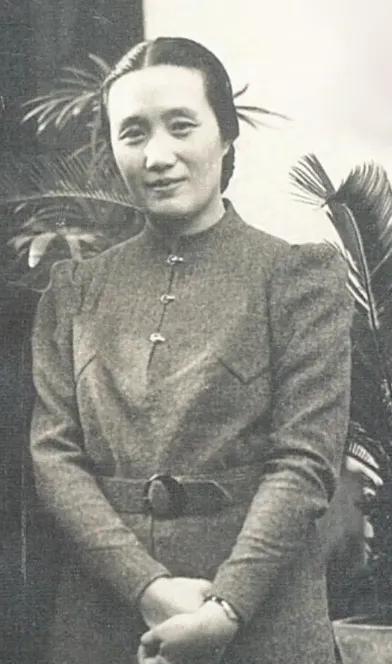 1925年的上海，董竹君扶着腰慢慢站起来，肚子已经大得像揣了个小西瓜。这是她