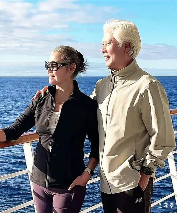 “红牡丹”姜黎黎和丈夫汪宝生相守一生，现70岁定居美国洛杉矶，一头银发仍不失优雅