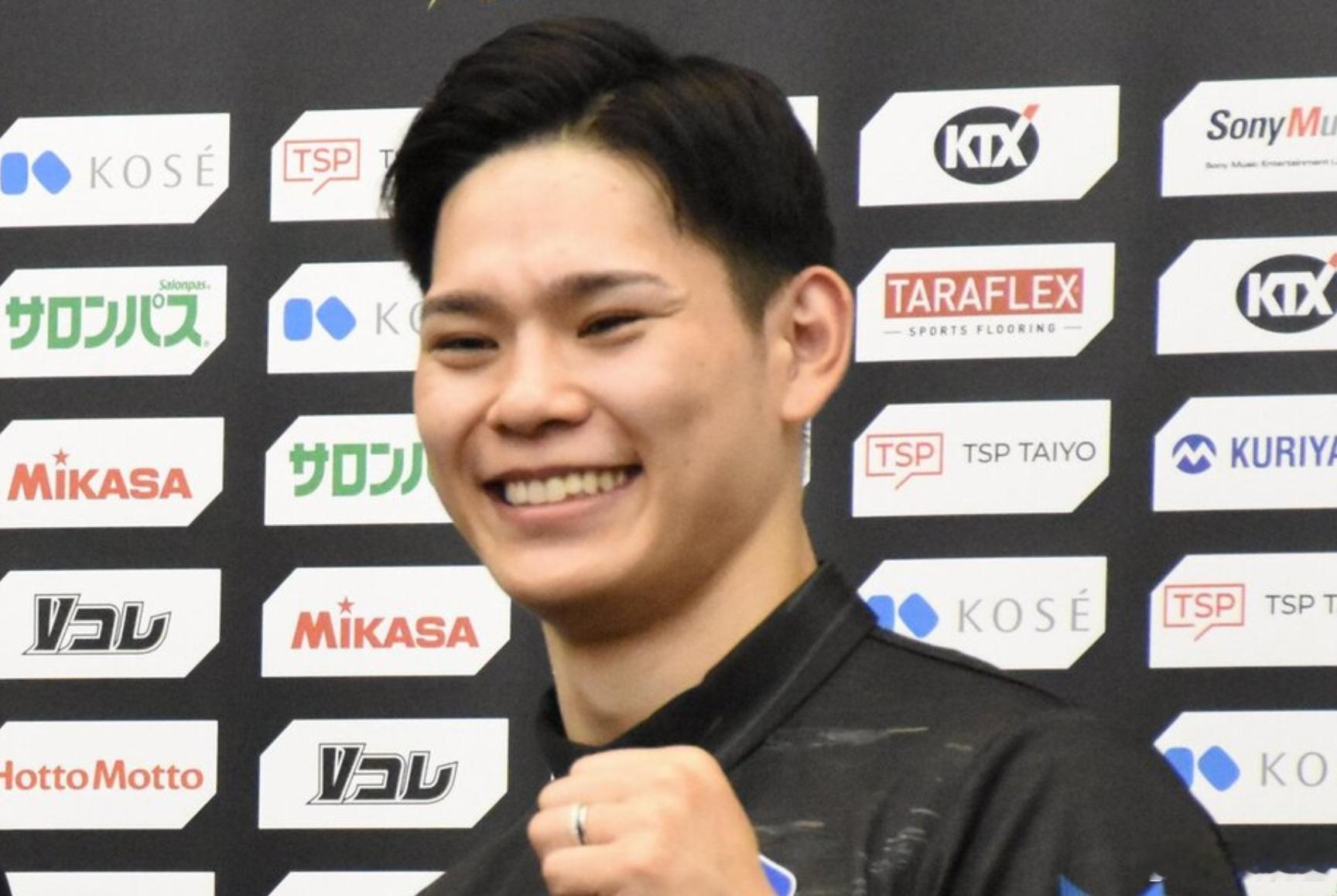 国际排坛动态日本男排西田有志：一定要拿到奥运会门票西田有志（26岁）在成田机场