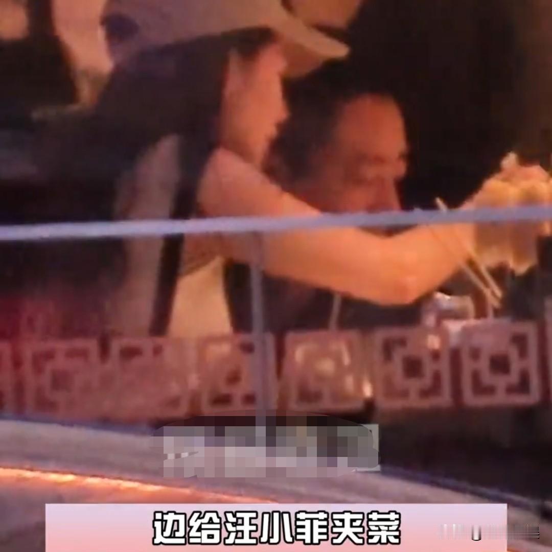 马筱梅，太甜了！7月30日，一张朋友聚会的抓拍照，让汪小菲和马筱梅又上了热搜