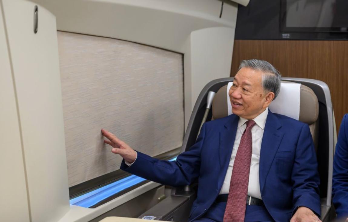 苏林乘坐高铁前往雄安新区照曝光，下高铁走红毯依然隆重！4月14日越南主席抵达北京