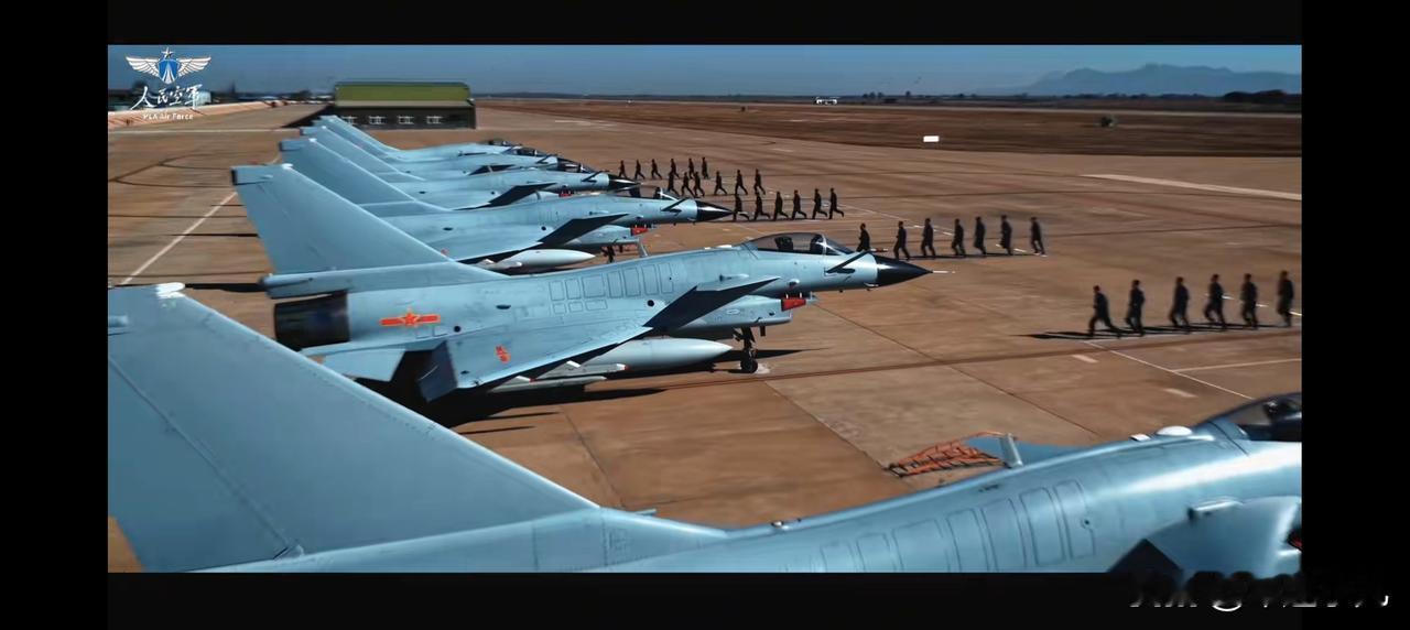 超震撼！歼10机群“大象漫步”画面再度公开，这压迫感隔着屏幕都感受到了！虽然