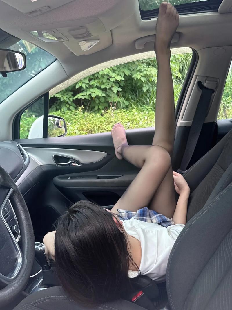 开车上山⛰️欣赏风景晒出你拍的山顶的风景发一张户外照片看看