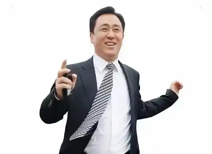 那是许家印最高兴的一天，马云都差点被他给摇飞了。 这一年是2015年，恒大足