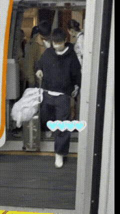 莎莎先走出来，郭焱指导紧随其后也走了出来。再一看，一个球迷戴着口罩跟着郭指也出来