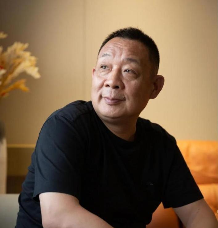 胖东来突然宣布新员工只签四年，到期一律不续签！打工人懵了：神级雇主也要搞"用完
