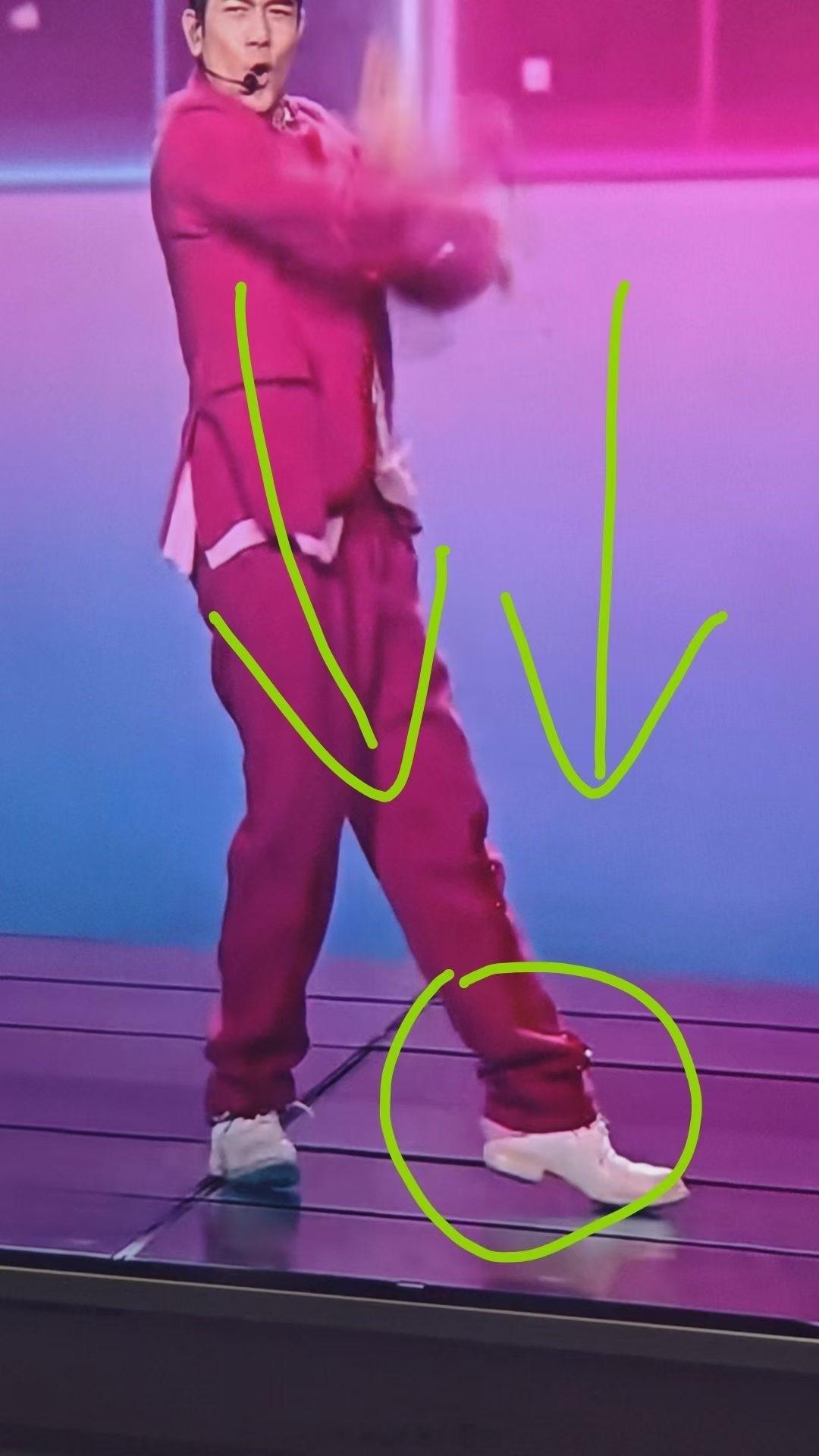 谁把郭富城鞋踩掉了谁把天王鞋踩掉了！法拉利就是法拉利，不拿放大镜看真的没意识到