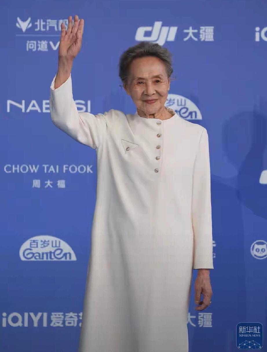 群星云集！第十六届北影节闭幕蓝毯，丁真、叶童惊艳亮相4月25日，第