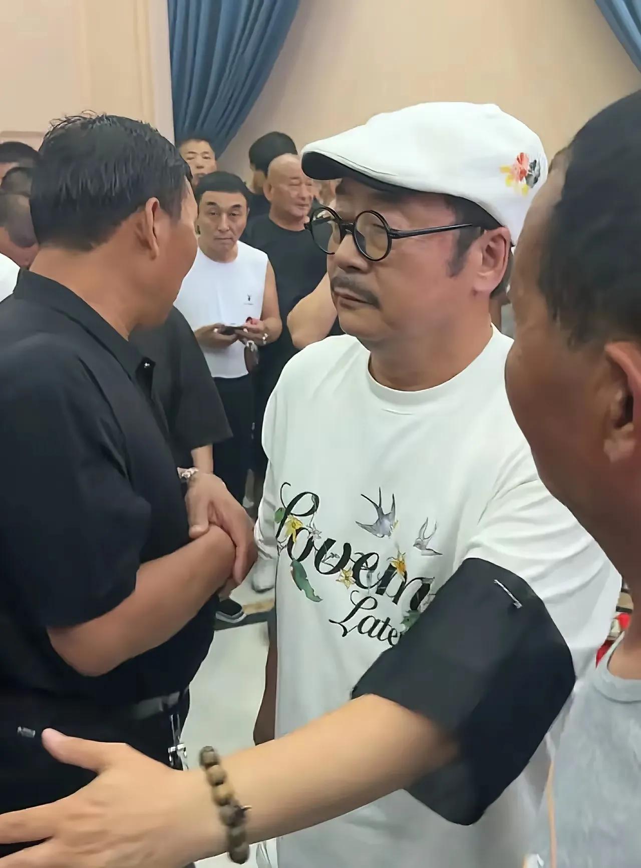 张立和杨议在杨少华的葬礼上玩敲锣打鼓！杨少华的葬礼，本来应该庄重肃穆，但是没有