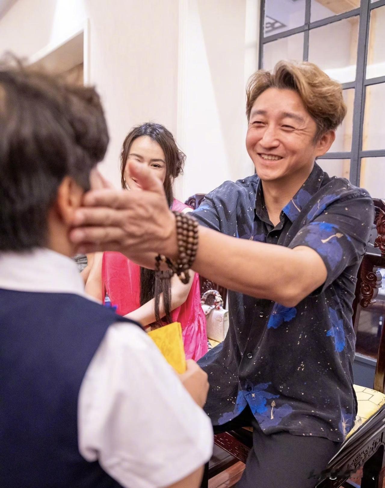 近日,邹市明冉莹颖夫妇送小儿子邹明曦前往嵩山少林寺学武,正式拜少林寺第三十四代弟