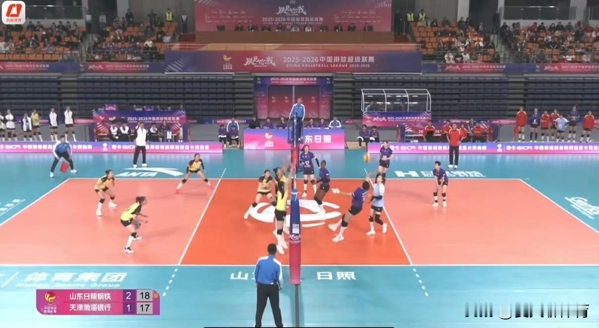 李晨瑄第一年主打这个表现很亮眼，尤其是大力跳发，把天津女排发的鸡飞狗跳的！这么多