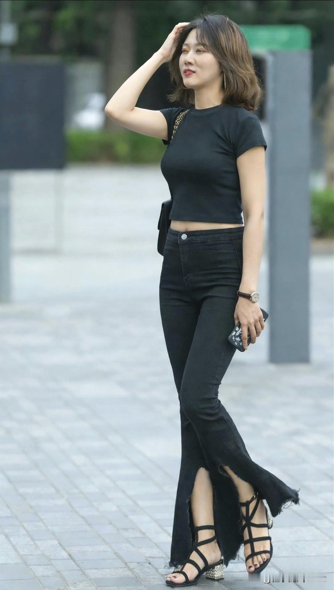 时尚休闲风，黑色穿搭显气质