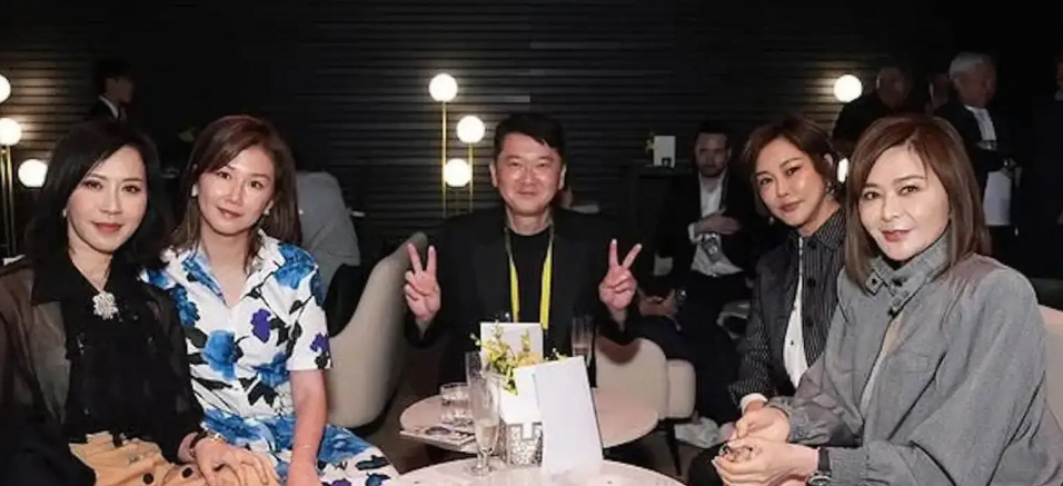 关之琳出席活动遇前任：超大方同框合影引关注