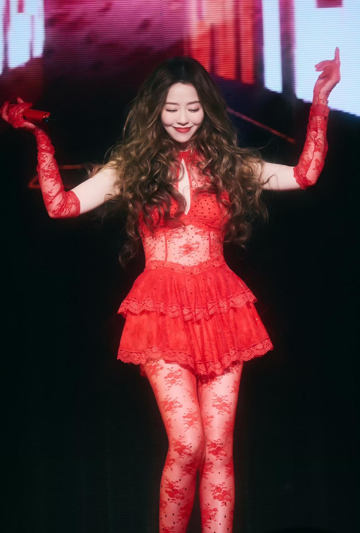 前有黄龄，后有张靓颖，两位歌手都很喜欢蕾丝诱惑。黄龄的声音就是她的最大武器，不见