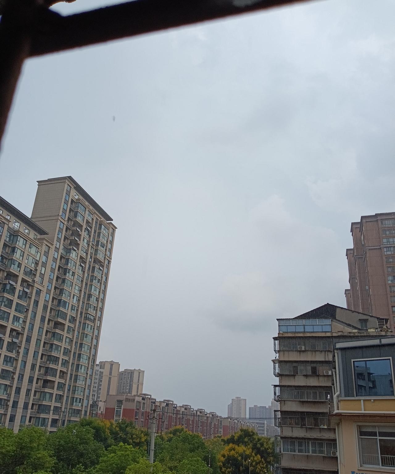老天爷终于流下了“热泪”！从4点15分左右开始，中到大雨降临湖北省荆州城区，虽然