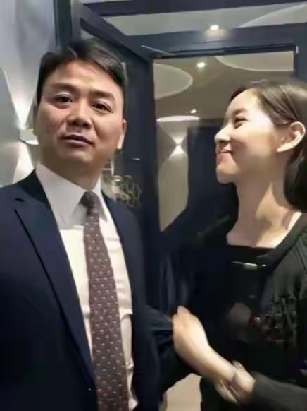 章泽天看东哥眼神，就知道东哥有多优秀了