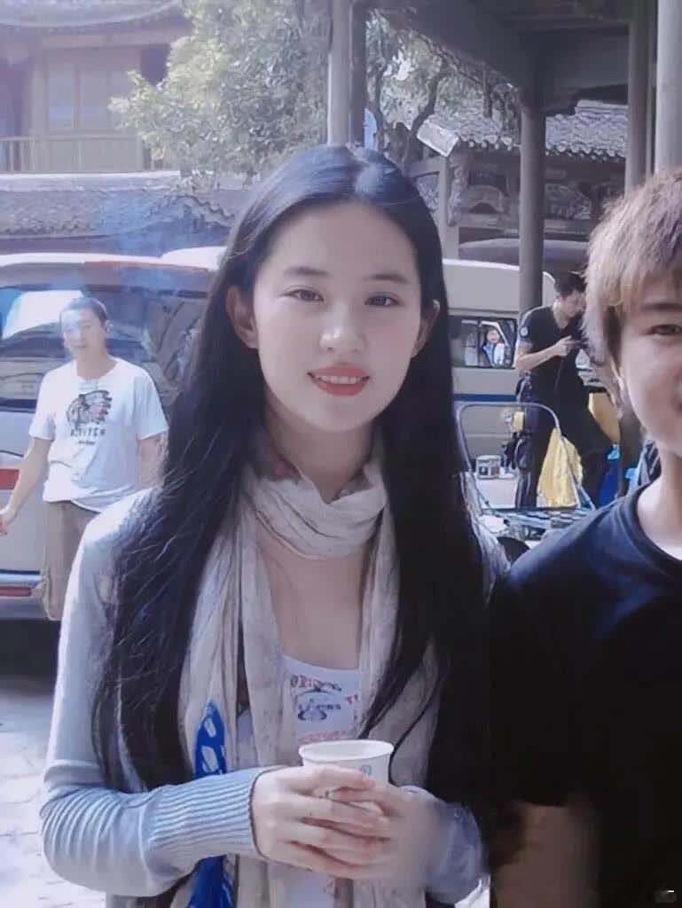  刘亦菲压轴！这排面内娱独一份刘亦菲压轴杀疯了！38岁花神用2分半走秀改写内