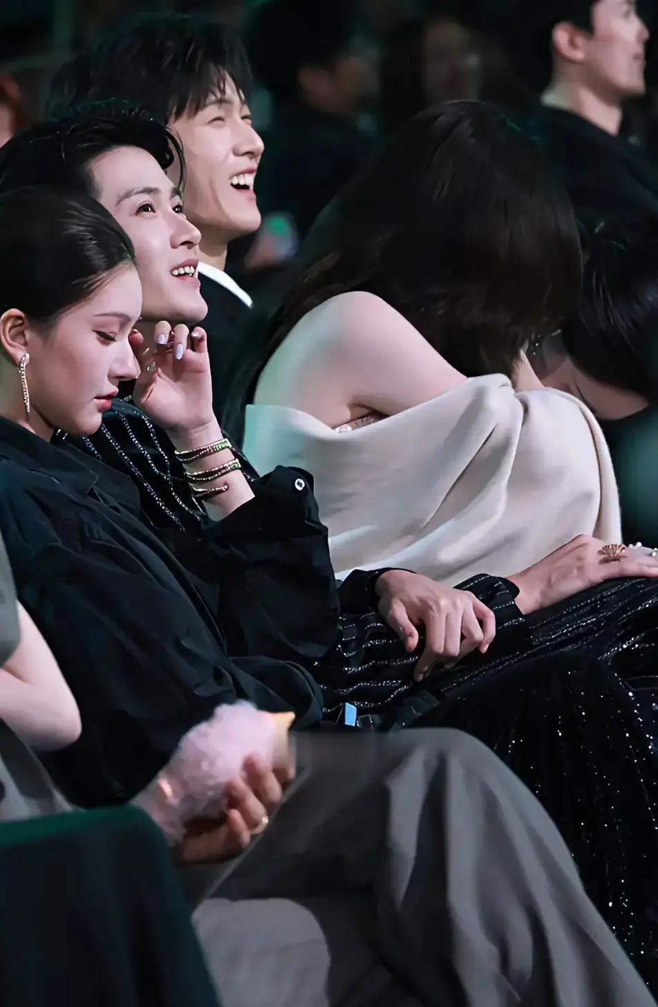 赵露思突然不笑了。以前她裂开嘴笑，眼睛弯成月牙。现在她坐在品牌活动里，手指