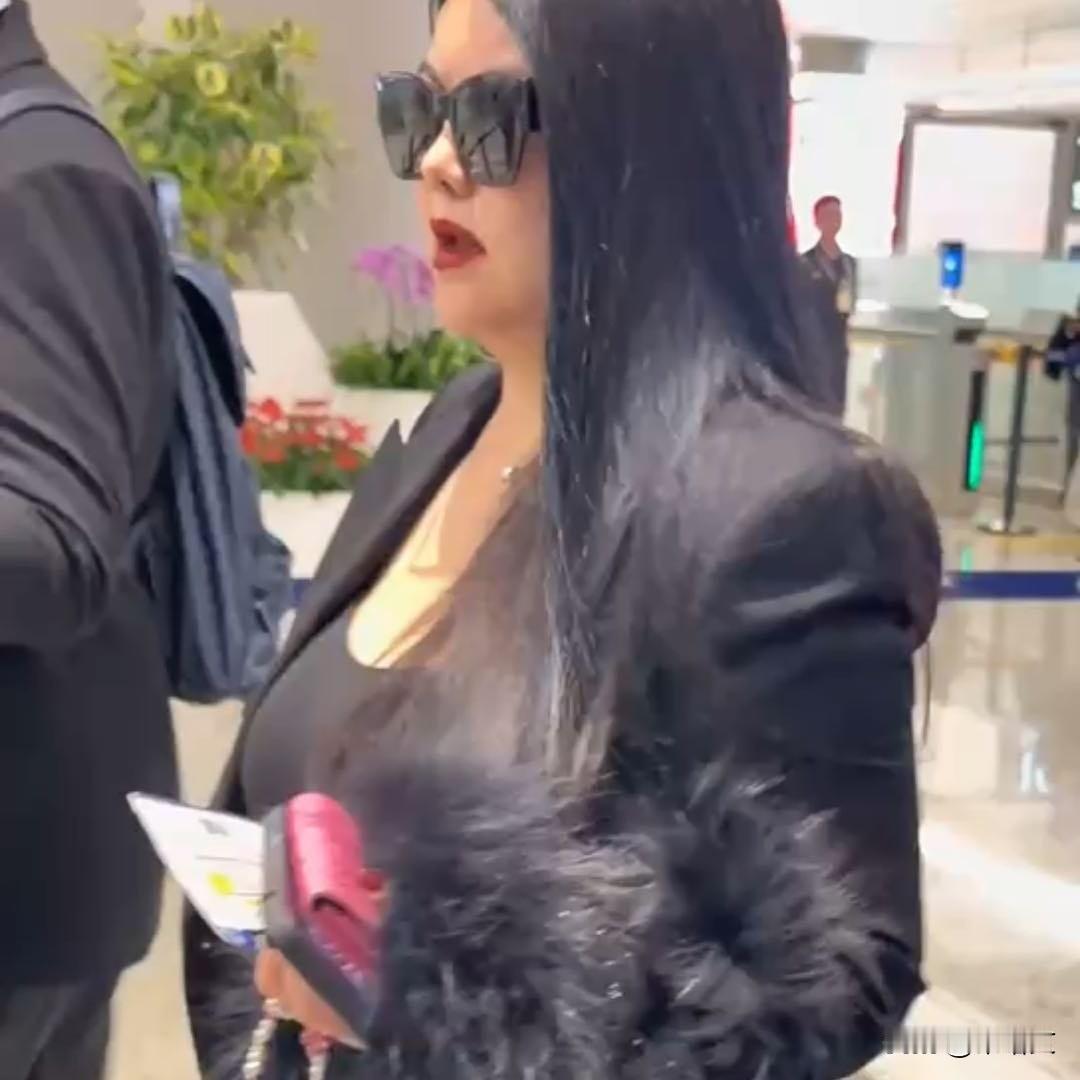 机场被戳痛处当场黑脸，转头又笑著说拜拜？李湘这波操作真人间清醒机场追问明星