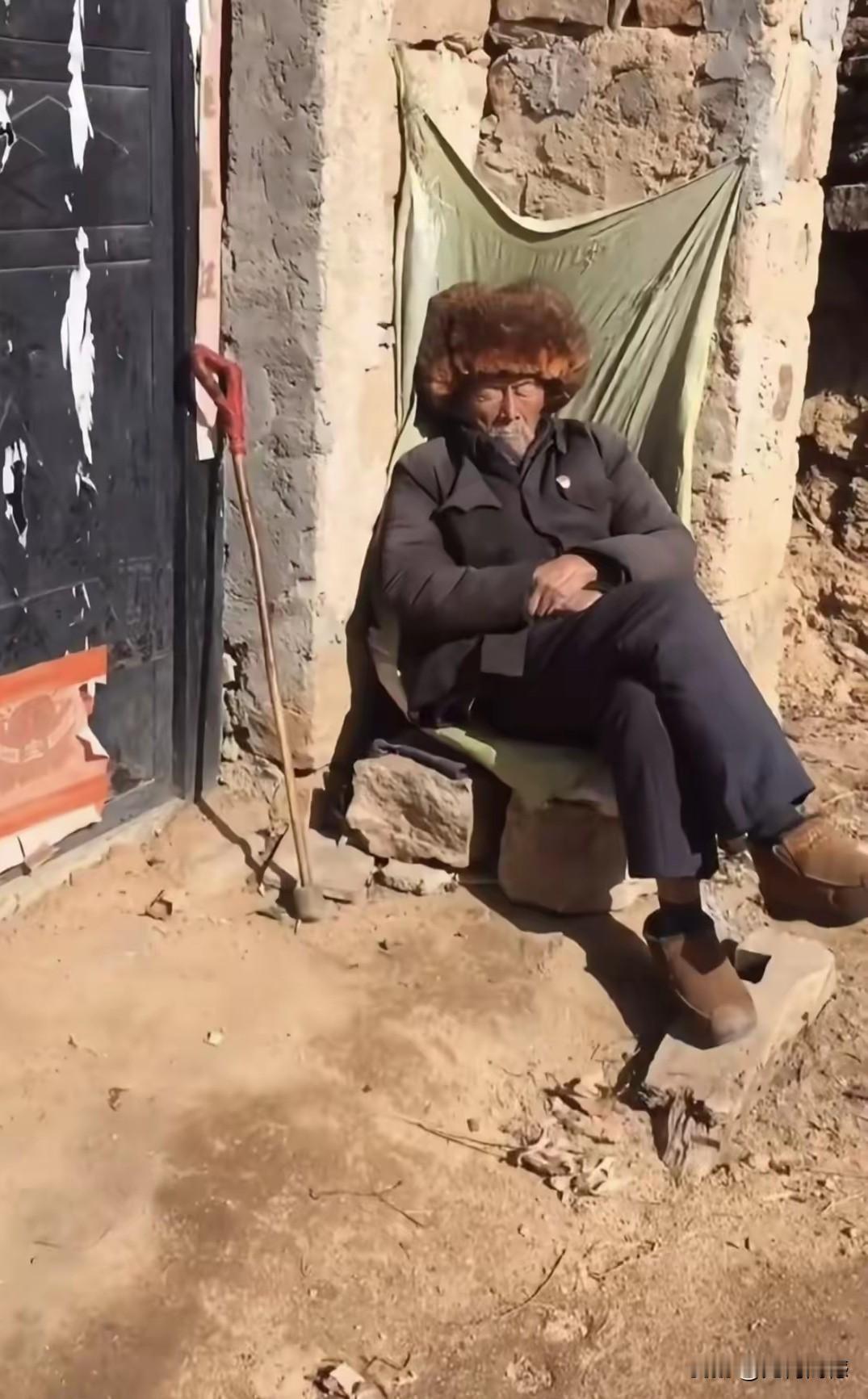 看到这些农村老人晒太阳的画面，让人心生感慨，这些老人绝大多数都是留守老人，子女有