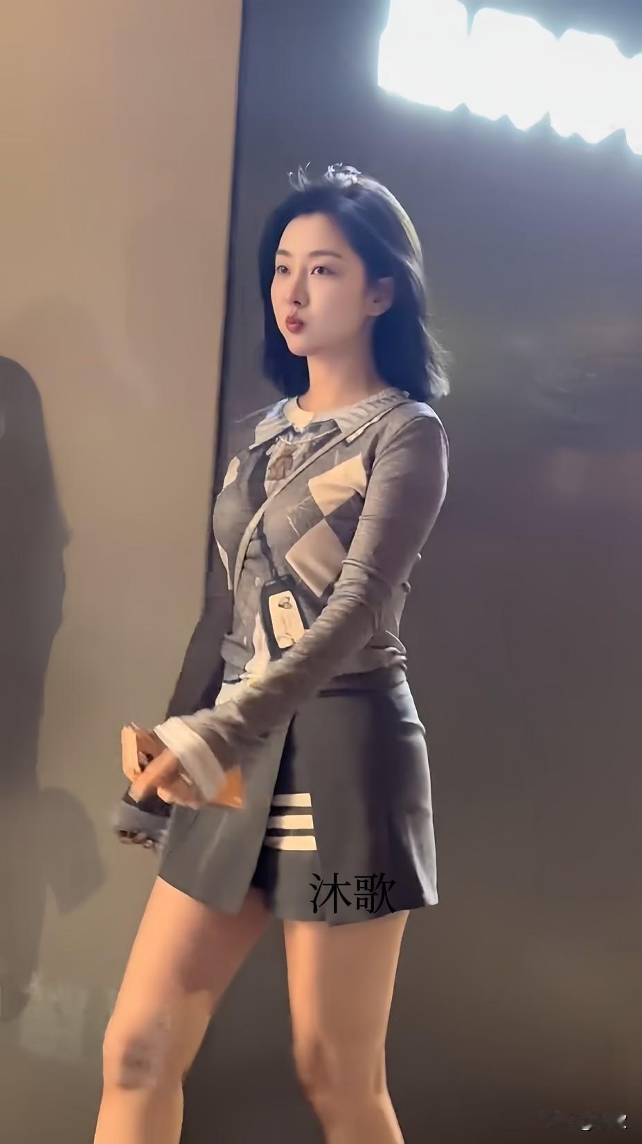 美女气质不错，走路都带风。街拍靓女街拍美女