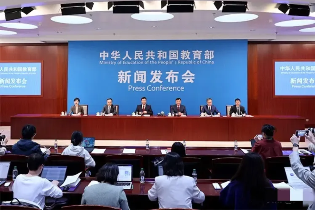 这下，就连教育部都看不下去了，宣布严禁频繁考试。现在的初中高中考完月考考