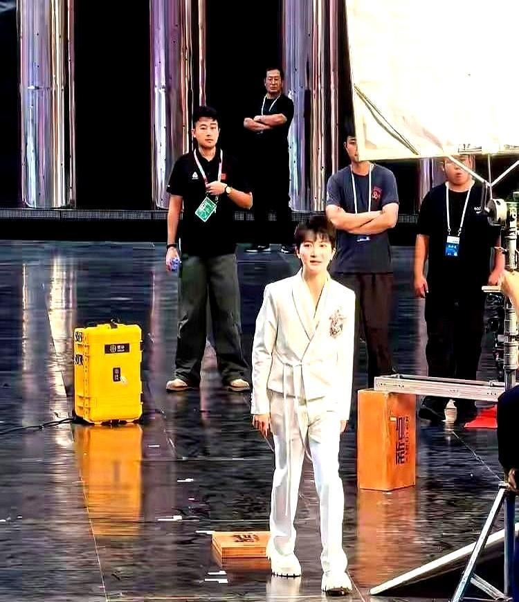 王祖蓝当众揭周深身高短板，想让他出丑？呵呵，周深一句话就让他颜面扫地，这才是顶