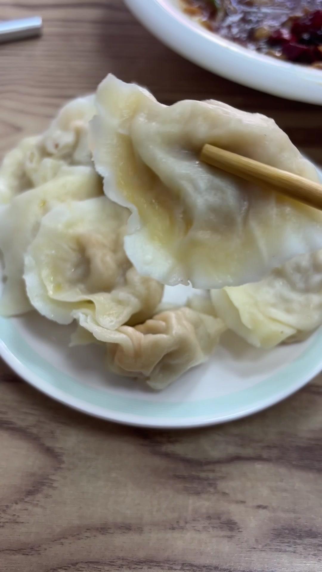 第一次尝试做酸菜鸡蛋馅饺子，没想到味道这么惊喜！酸菜的酸爽混着鸡蛋的香，咬一口满