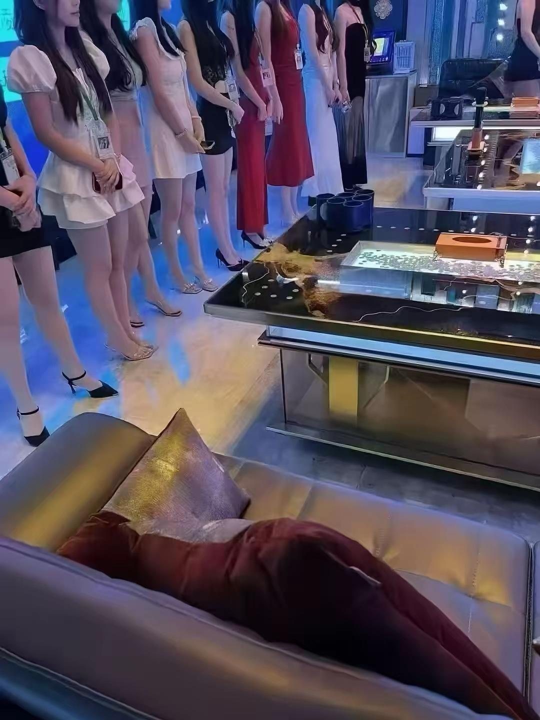 和朋友去了趟重庆商K，想放松放松，结果和想的完全不同，里面陪酒的全是00-90后