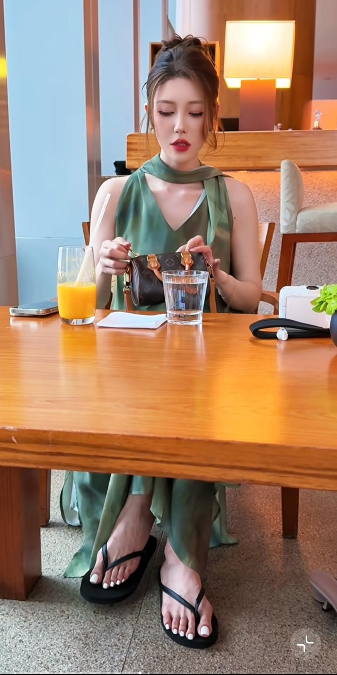 这么漂亮的美女，怎么长了这样的一双脚。