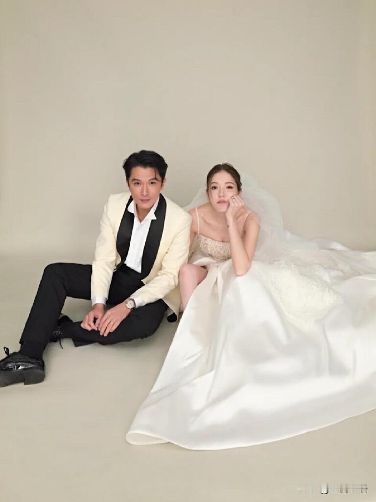 邱泽许玮甯婚纱照甜晕！下周办婚礼太幸福✨邱泽许玮甯婚纱照公开啦！画面里邱泽温