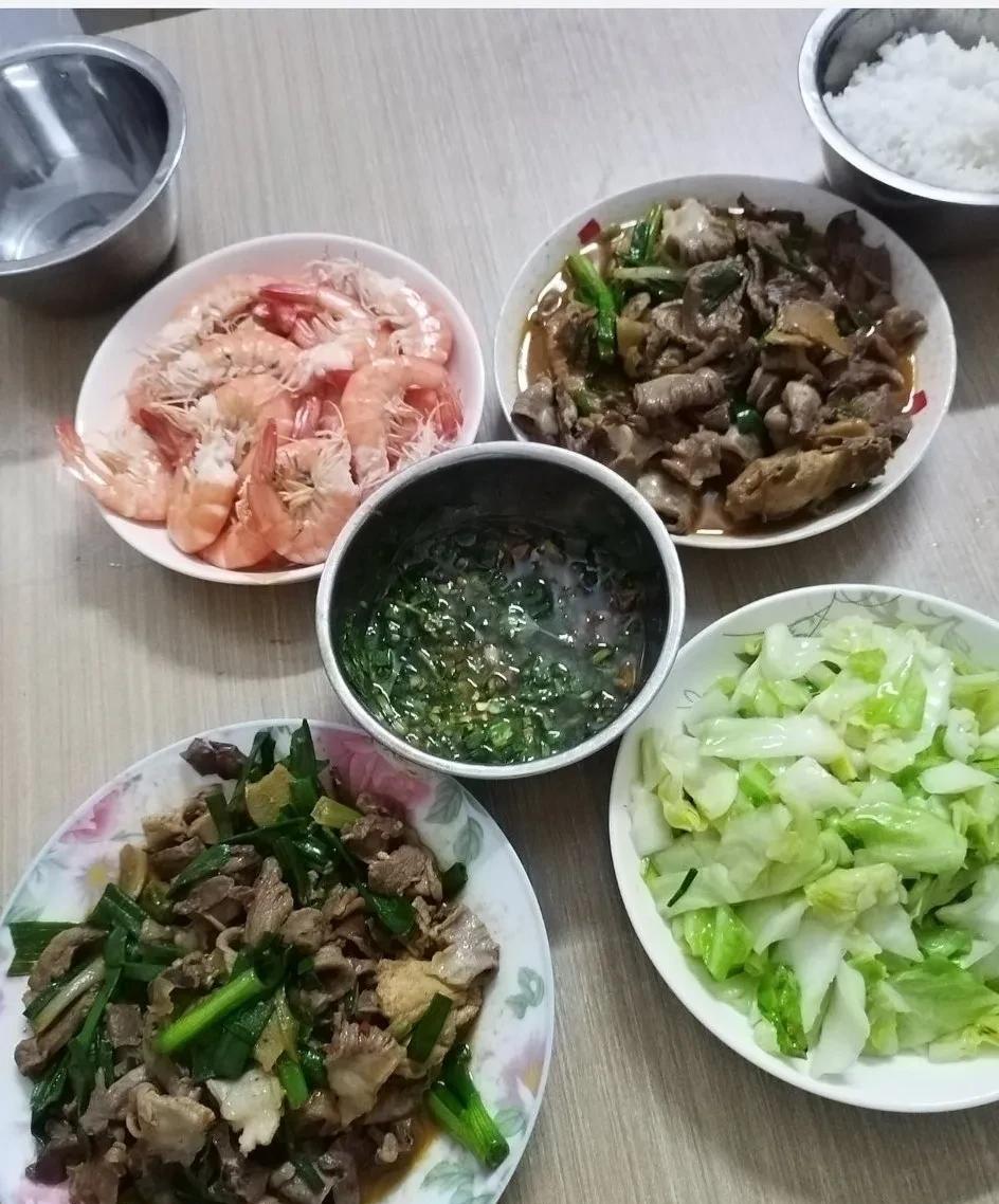 我觉得我就是人间清醒。国庆中秋放假八天，我不旅游，不回老家，不参加婚礼，不胡吃