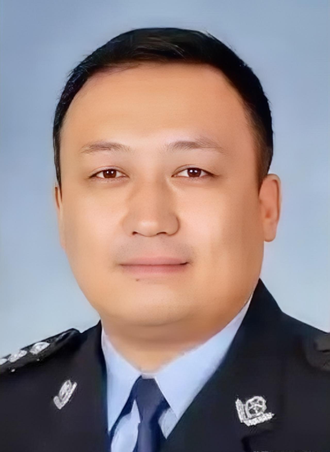 离谱到家了！拿着铁饭碗、手握大权，放着安稳日子不过，非要乱伸手，这下好了，直接把