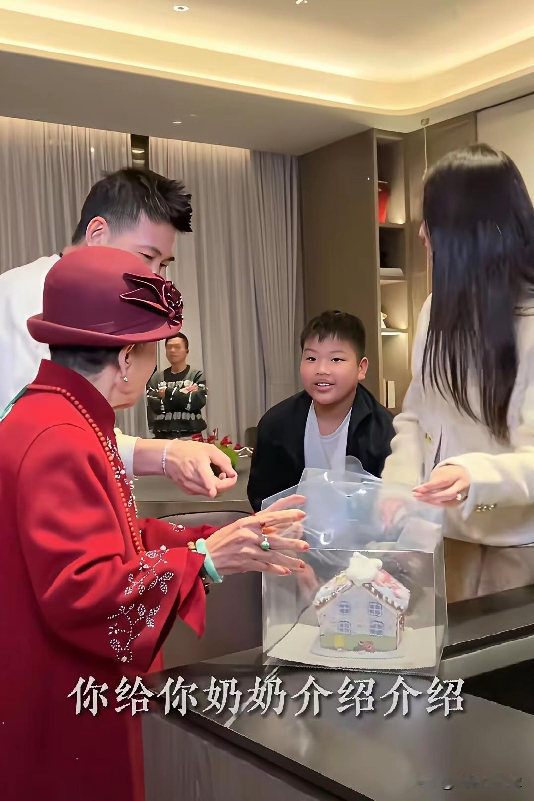 杨子离婚后热度下滑，黄圣依的事业却不断攀升。杨子借着奶奶想念孙子再次拉着黄圣依同