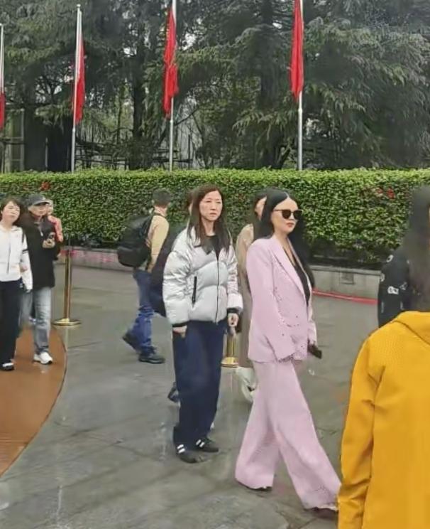 近日，李湘带着女儿王诗龄现身湖南韶山，一身粉色西装格外亮眼，整个人肉眼可见瘦了一