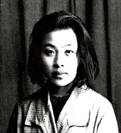1928年，民国才女丁玲同时爱上了两个男人，哪个都不舍得分开，于是提出了三人同居