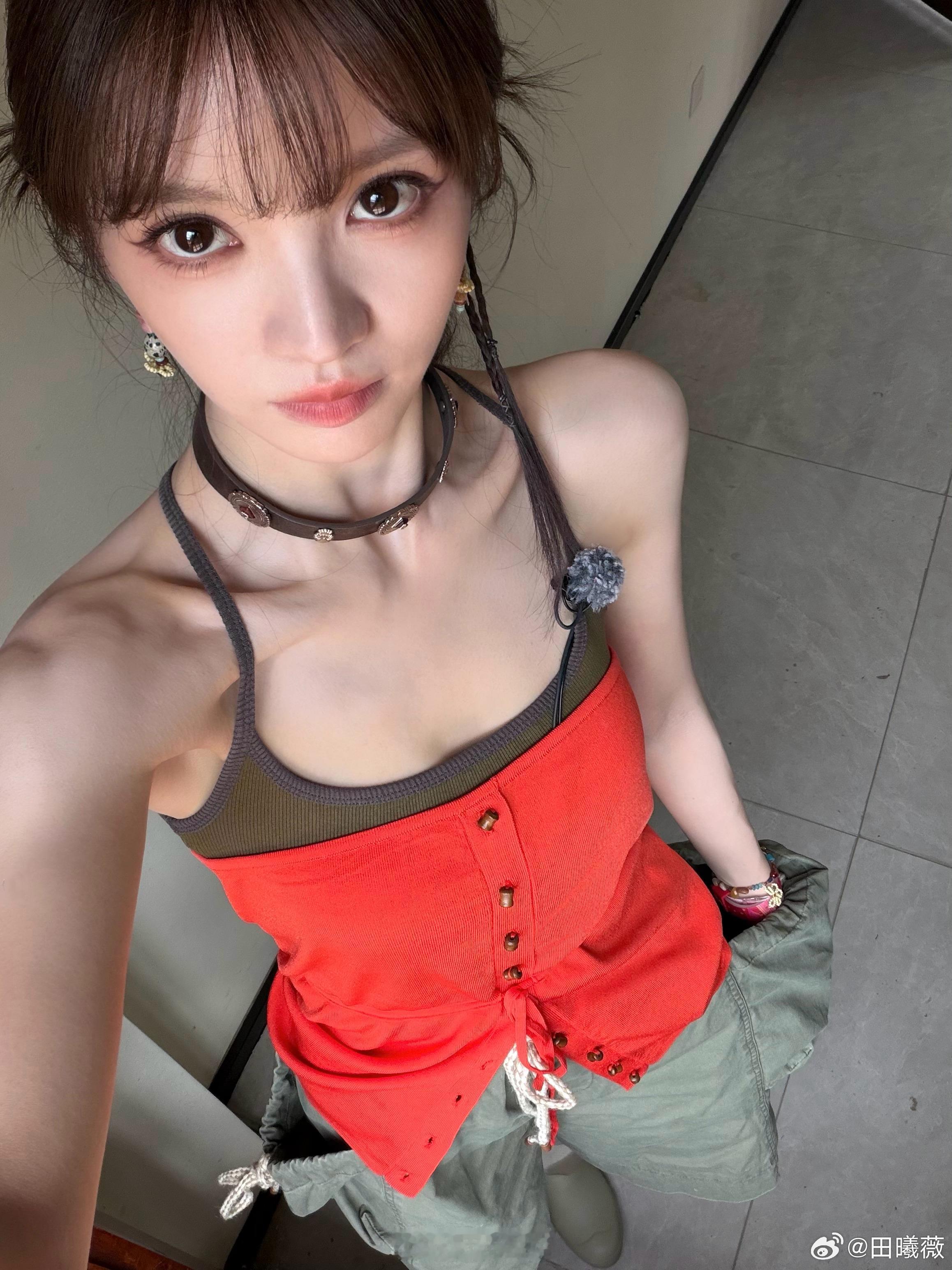 田曦薇身材虽然瘦，但很有力量感。和甜美萌妹子的脸反差很大，怪不得大家叫小田金刚芭