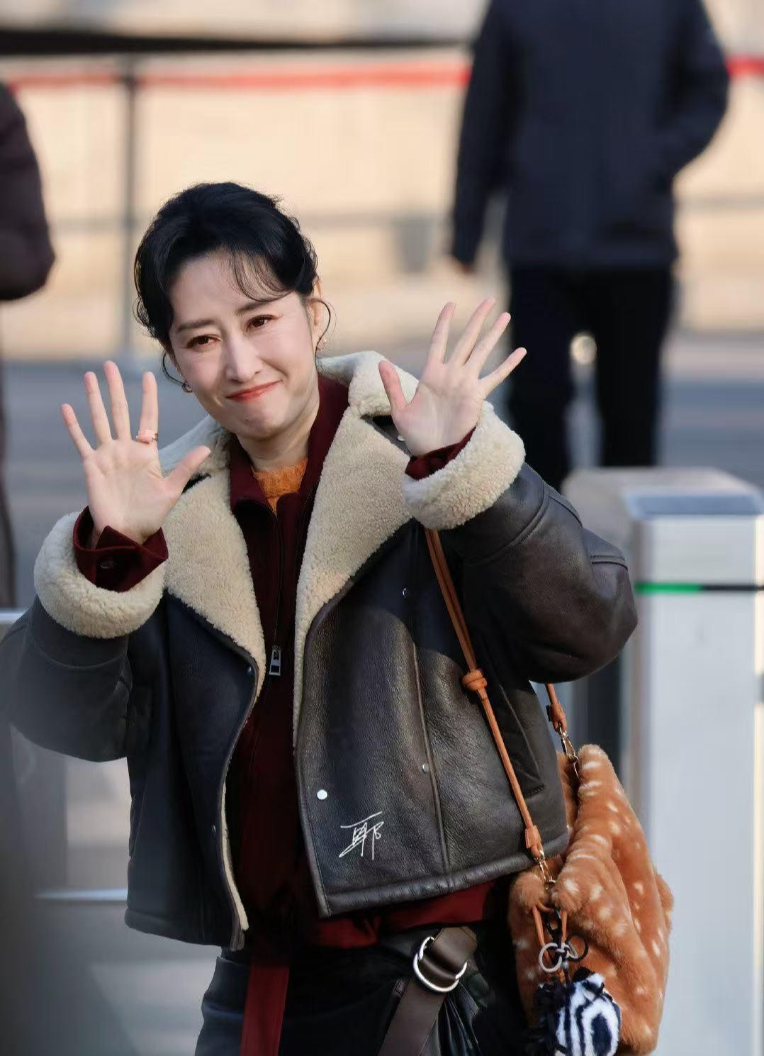 谁说49岁就得有“大妈感”？被49岁刘敏涛的中年穿搭惊艳了！羊羔毛皮夹克+毛衣+