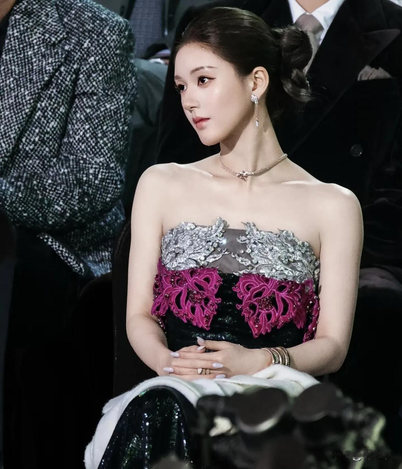 我真的不是露思黑粉，算是对她比较有好感的吧，然后我觉得露丝的颜值挺好看的。但