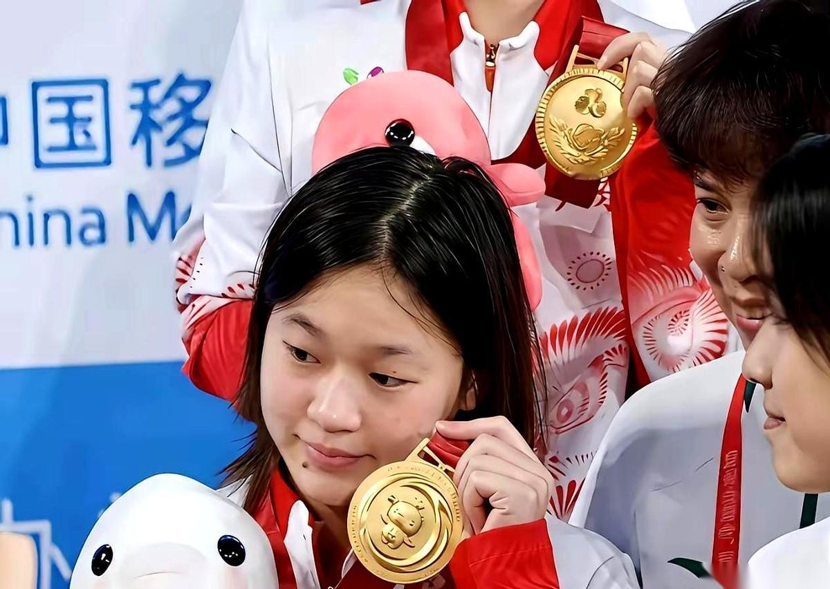 全红婵拿了冠军，我没啥感觉。但看到她颠儿颠儿跑向看台，底下的人跟下雨一样往下扔