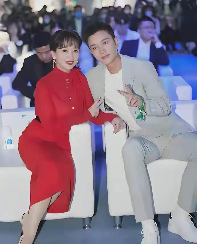 阳光帅气的贾乃亮旁边的美女是谁？这么年轻呀！好美好漂亮。