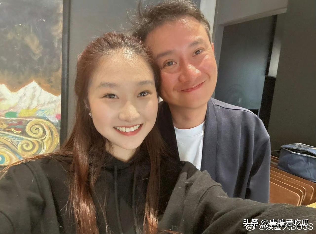 明眼人都看得出来文章现在一出现基本上都是跟他女儿有关，他自己现在基本上已经没