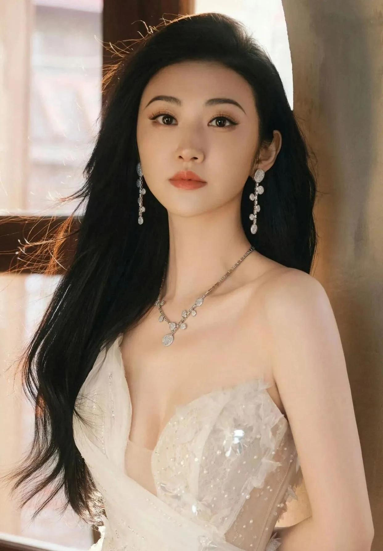 景甜白裙造型美到失语景甜这组生图真的杀疯了！黑长卷发配抹胸白纱裙，温柔又灵