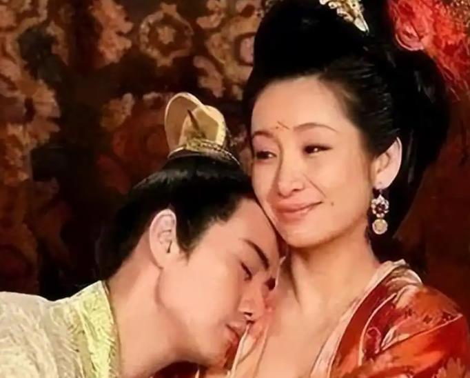 1627年，明熹宗奶娘客氏，突然被一群内监拖拽出屋。身上衣裳被扒光，整个人压上刑