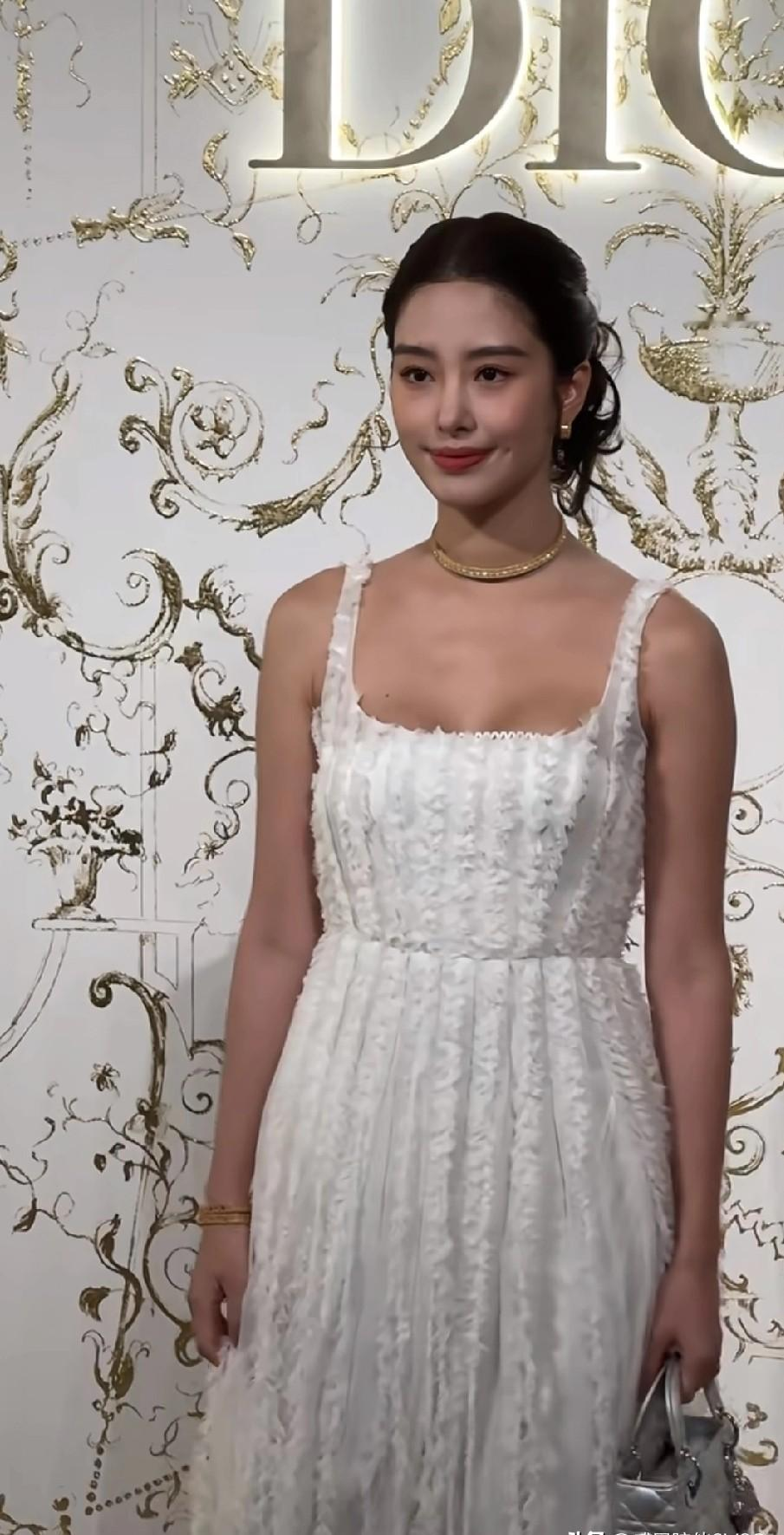 杨采钰的形象正在悄然转变，从以往干练的职业感逐渐走向温柔成熟的“姐系”...