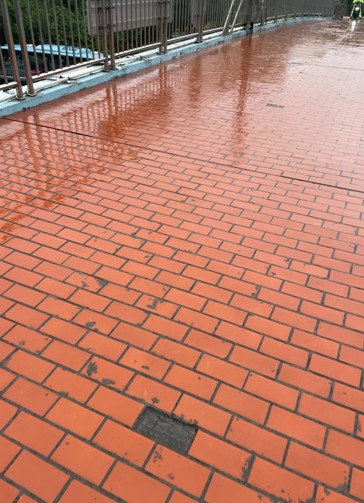 这种瓷砖不如“磨砂”地面，下雨后的人行道很滑，心惊胆战！实在是想不出有什么车可以