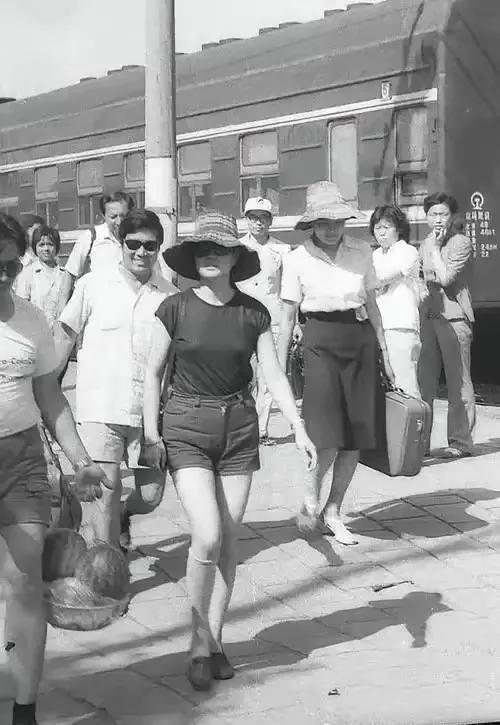 这是当年刘晓庆老师坐绿皮火车去演出，那吃苦精神真不是一般人能比的。遥想坐绿皮火