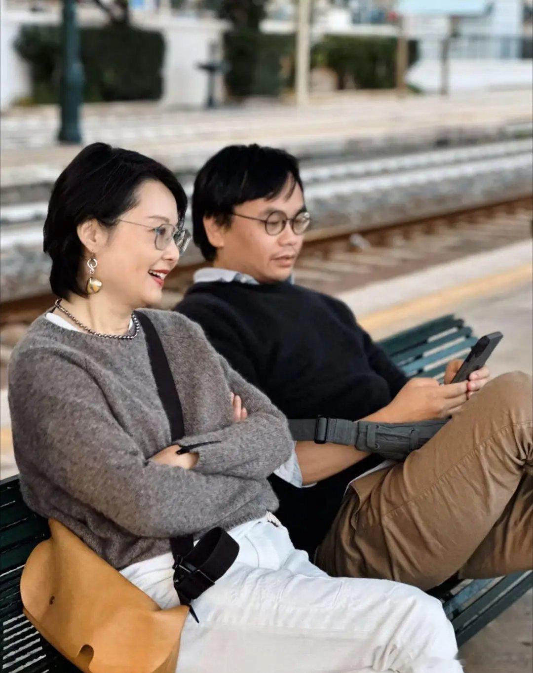 袁立和三婚老公意大利旅游，笑容满面好幸福，瘦身后魅力不减当年……