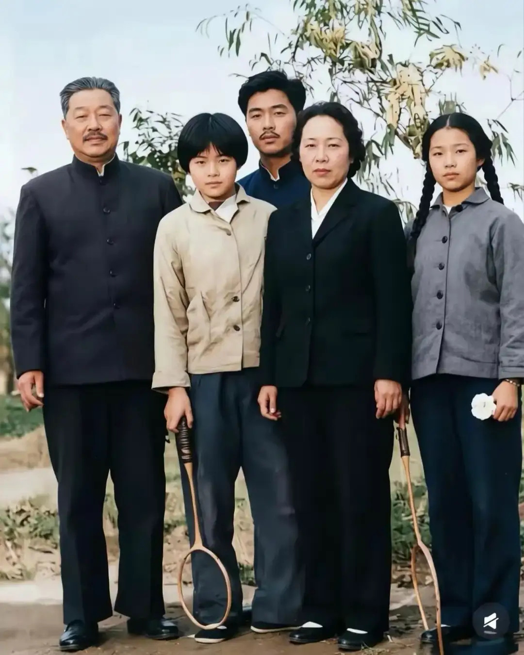 难得一见的贺龙元帅全家福！摄于1964年年初。